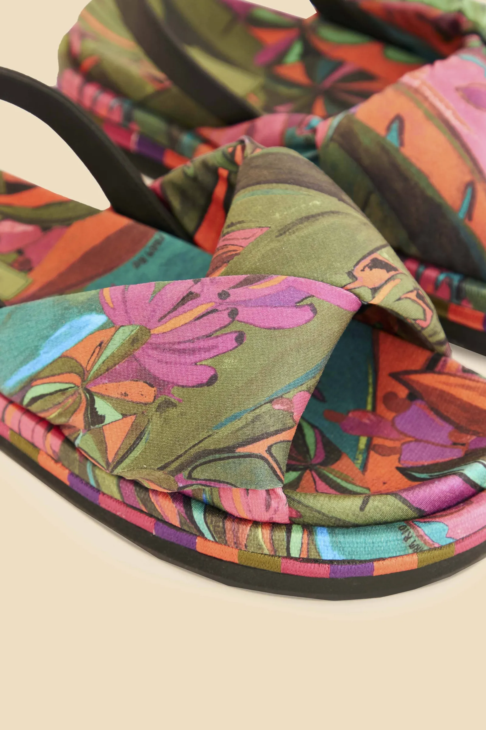 BANANA LEAVES PUFFY FLAT SANDAL