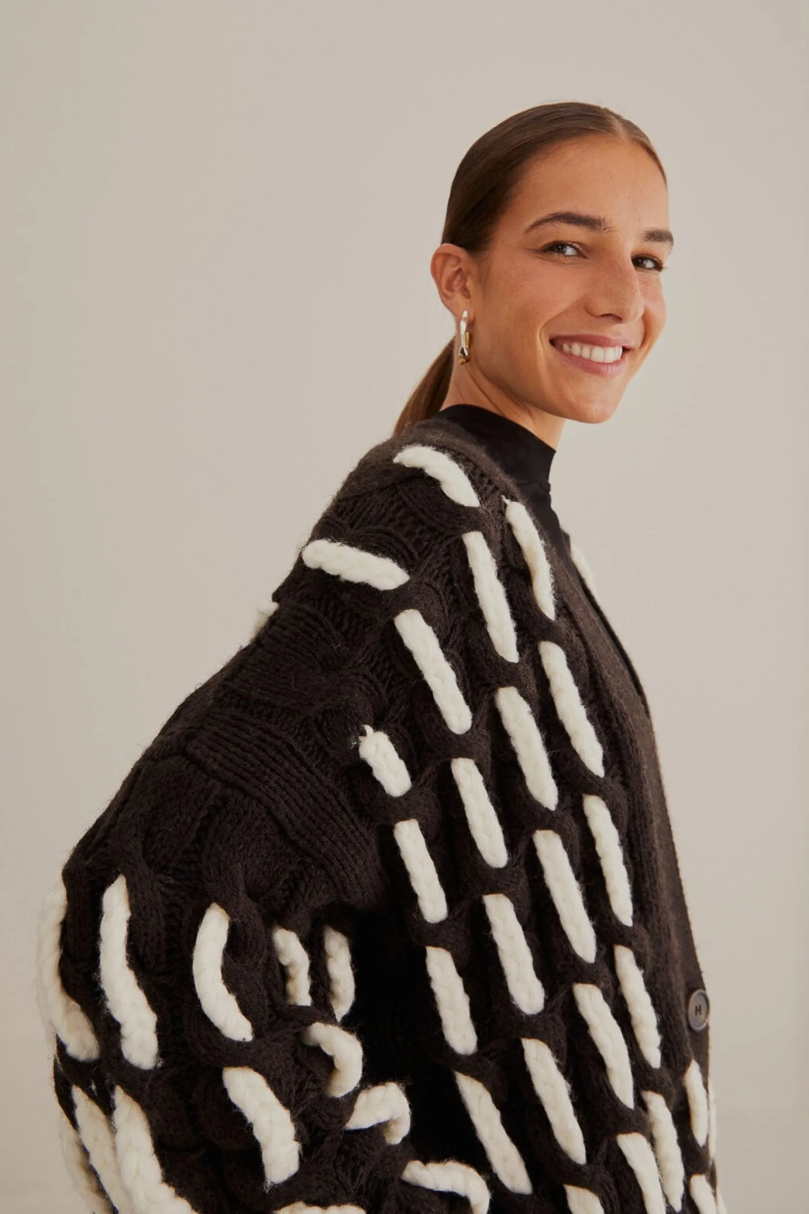 BLACK AND WHITE TEXTURED KNIT CARDIGAN