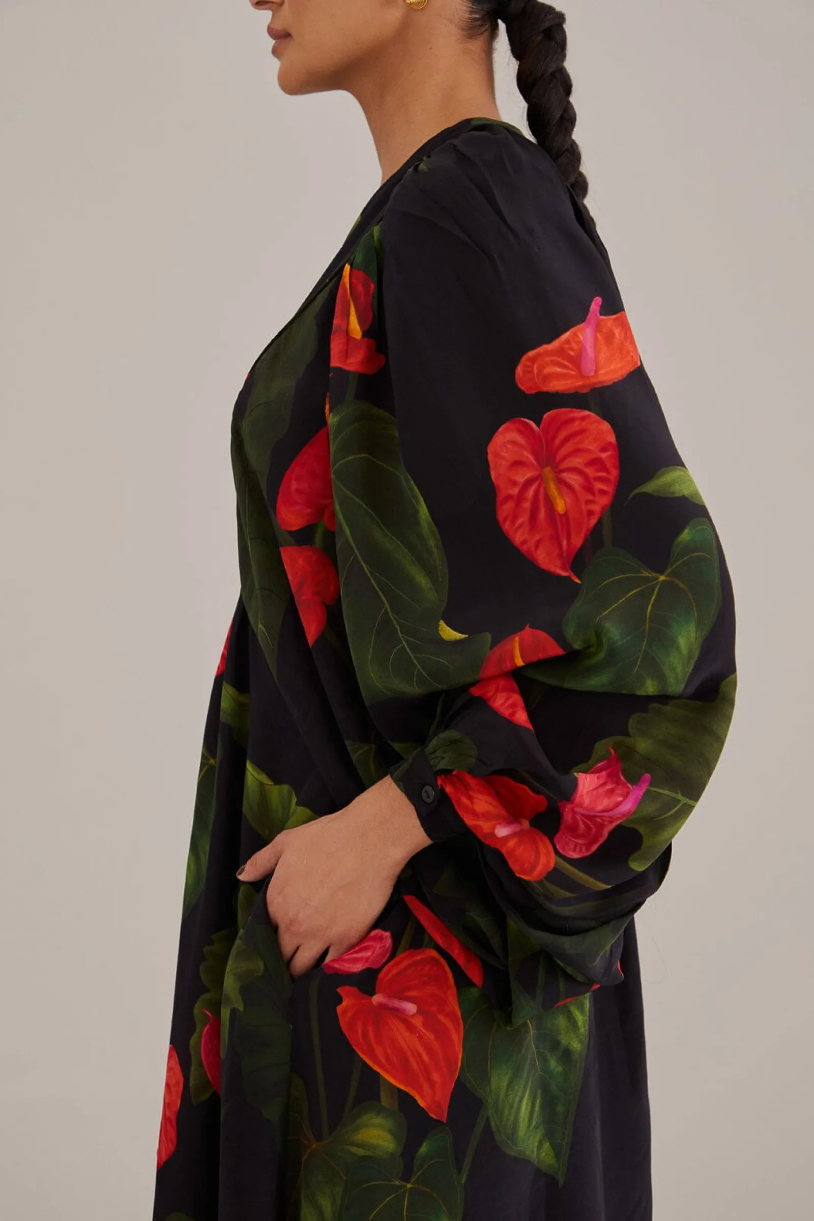 BLACK ANTHURIUM V NECK MAXI DRESS