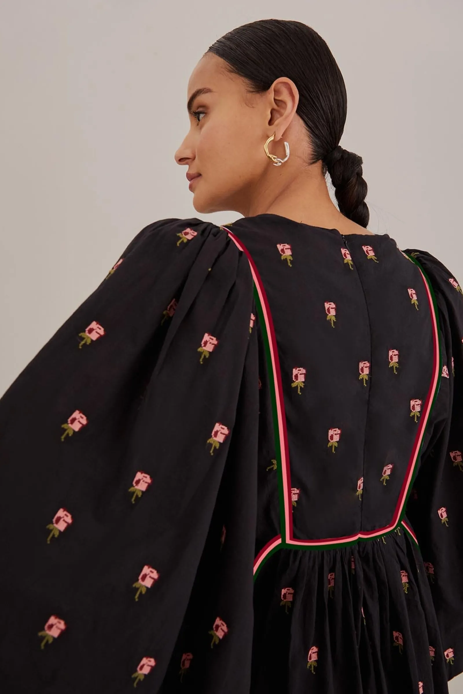 BLACK FLORAL EMBROIDERED V NECK MAXI DRESS