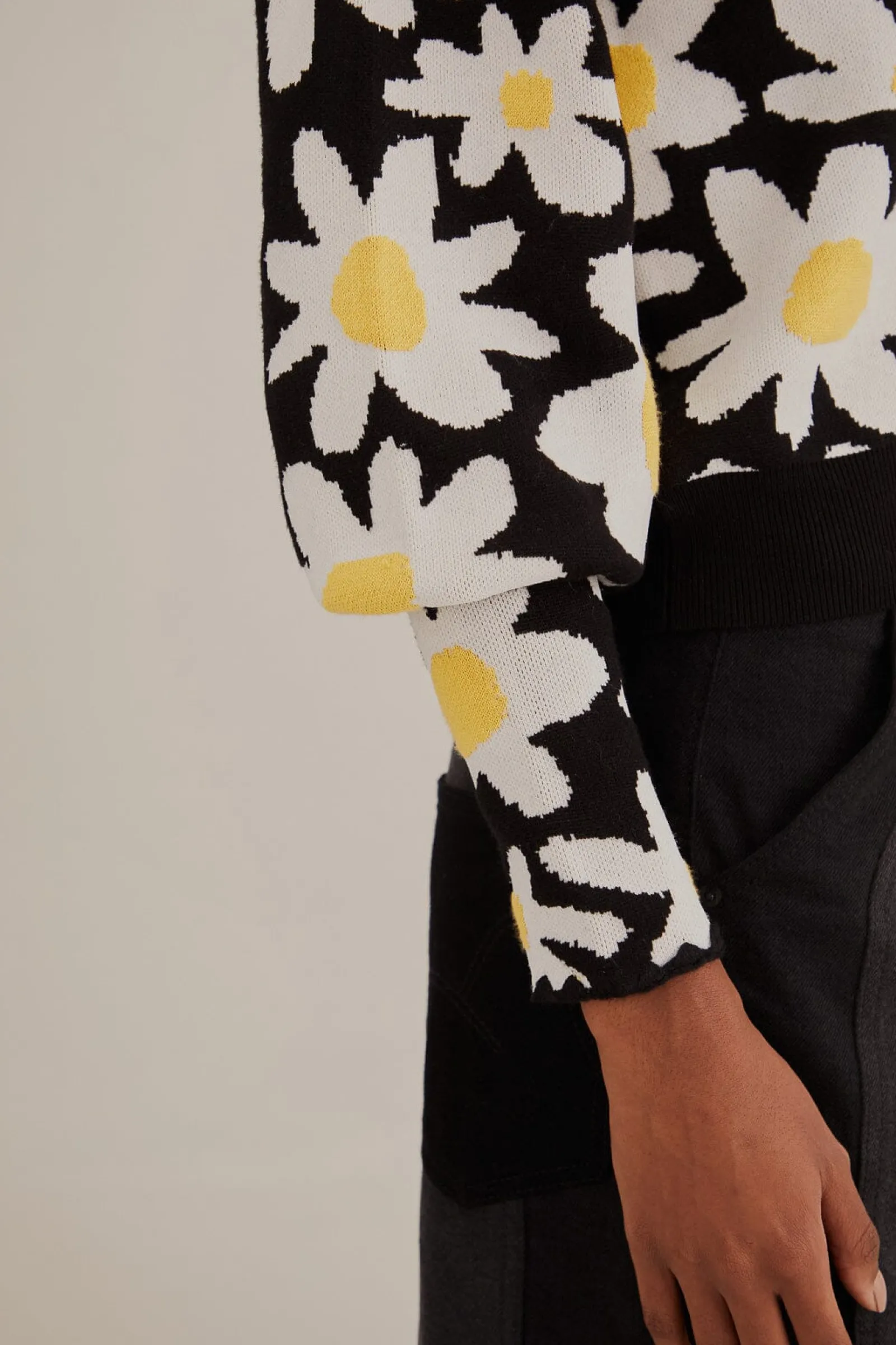 BLACK FLOWERS KNIT CARDIGAN