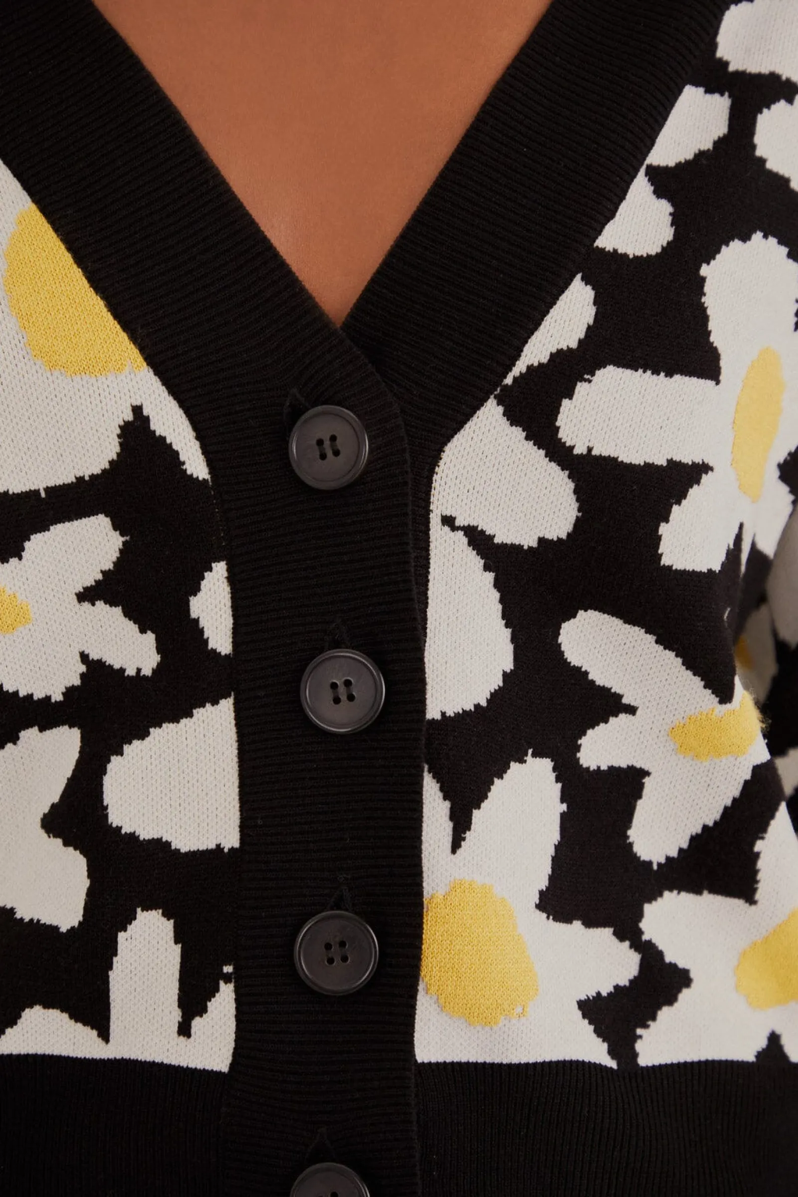 BLACK FLOWERS KNIT CARDIGAN