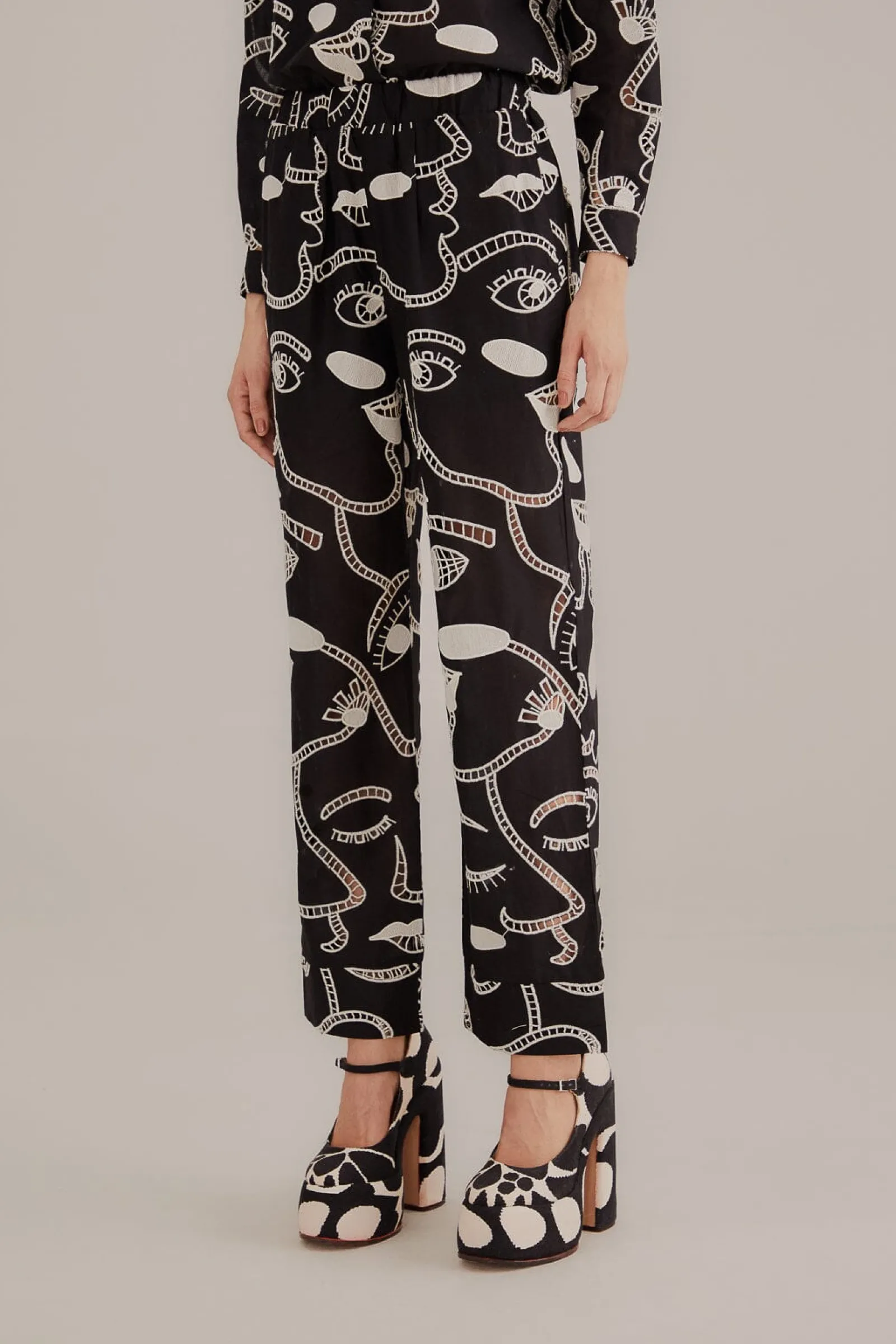 BLACK RICHELIEU FACES PANTS