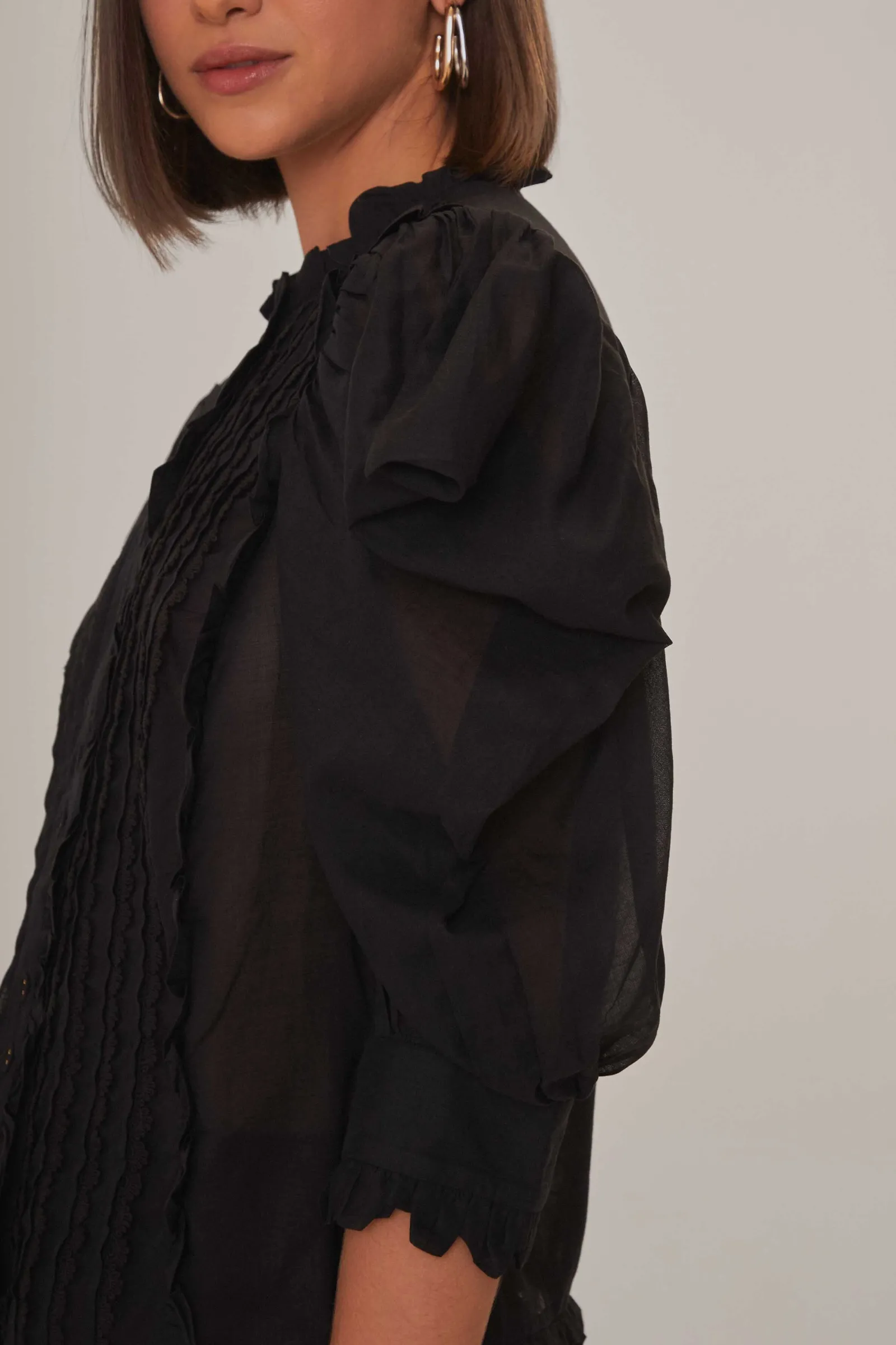 BLACK SHORT SLEEVE PLEATED BLOUSE