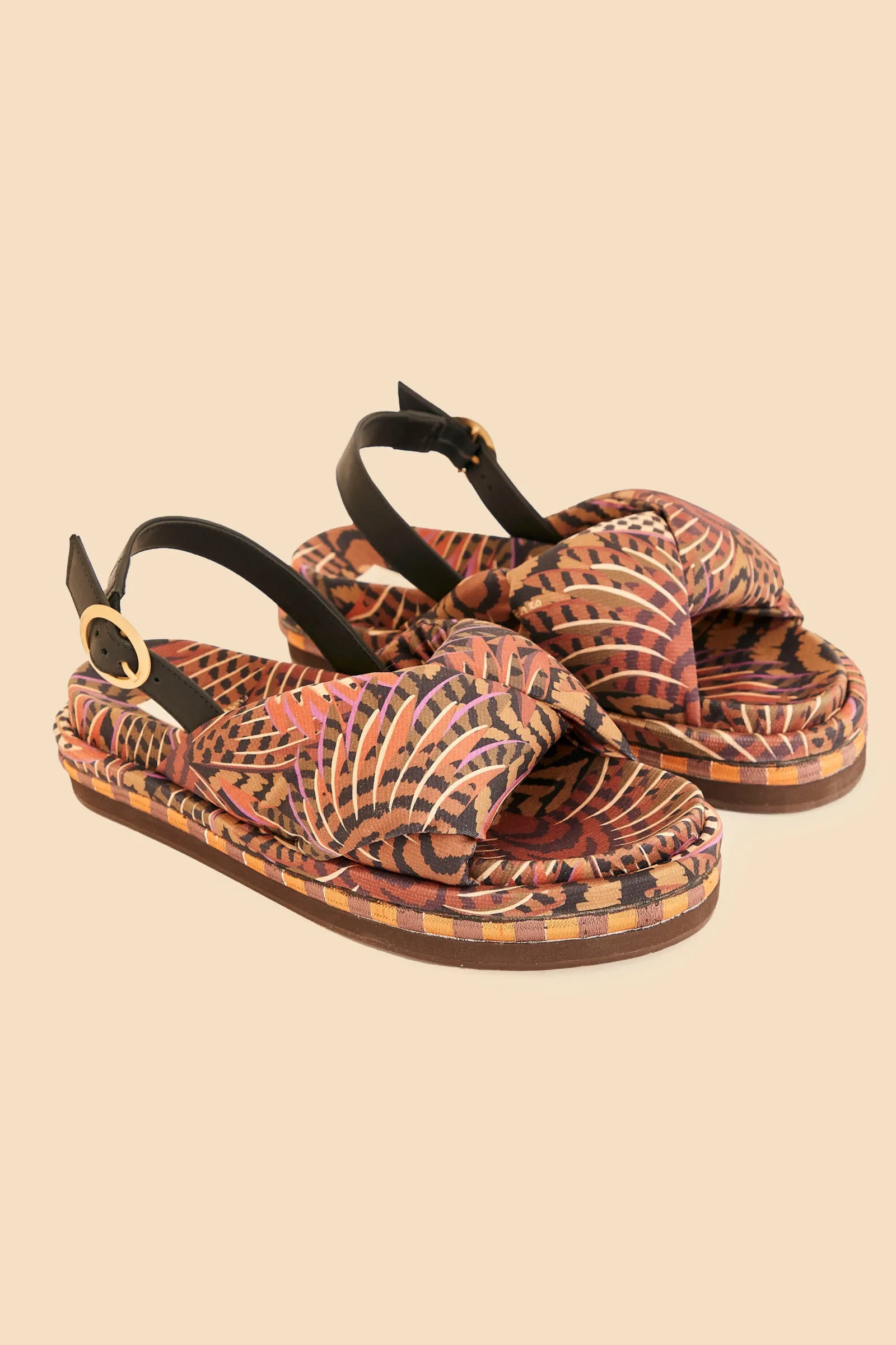  CARAMEL MACAWMOUFLAGE PUFFY FLAT SANDAL