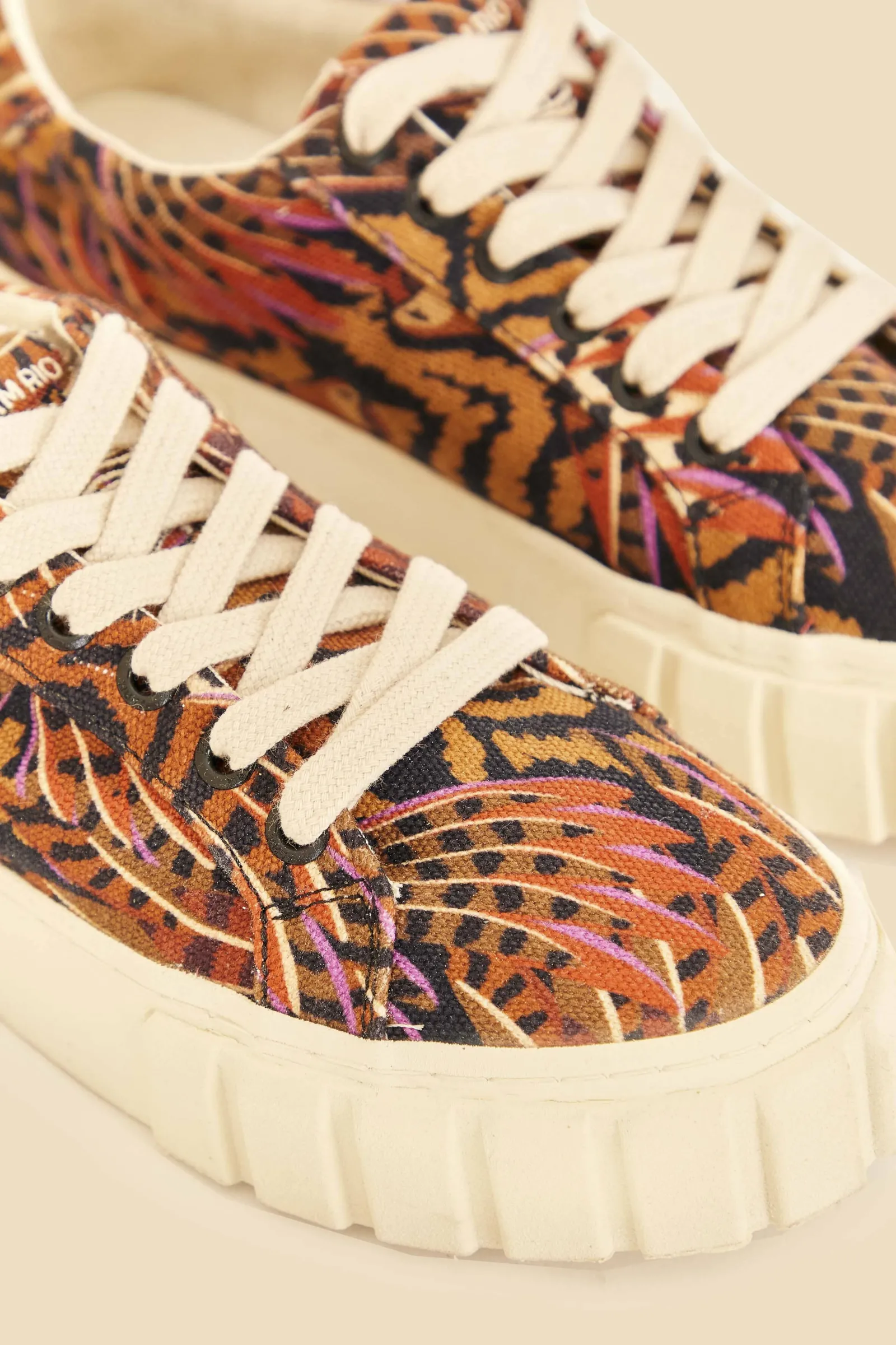 CARAMEL MACAWMOUFLAGE FLATFORM SNEAKER