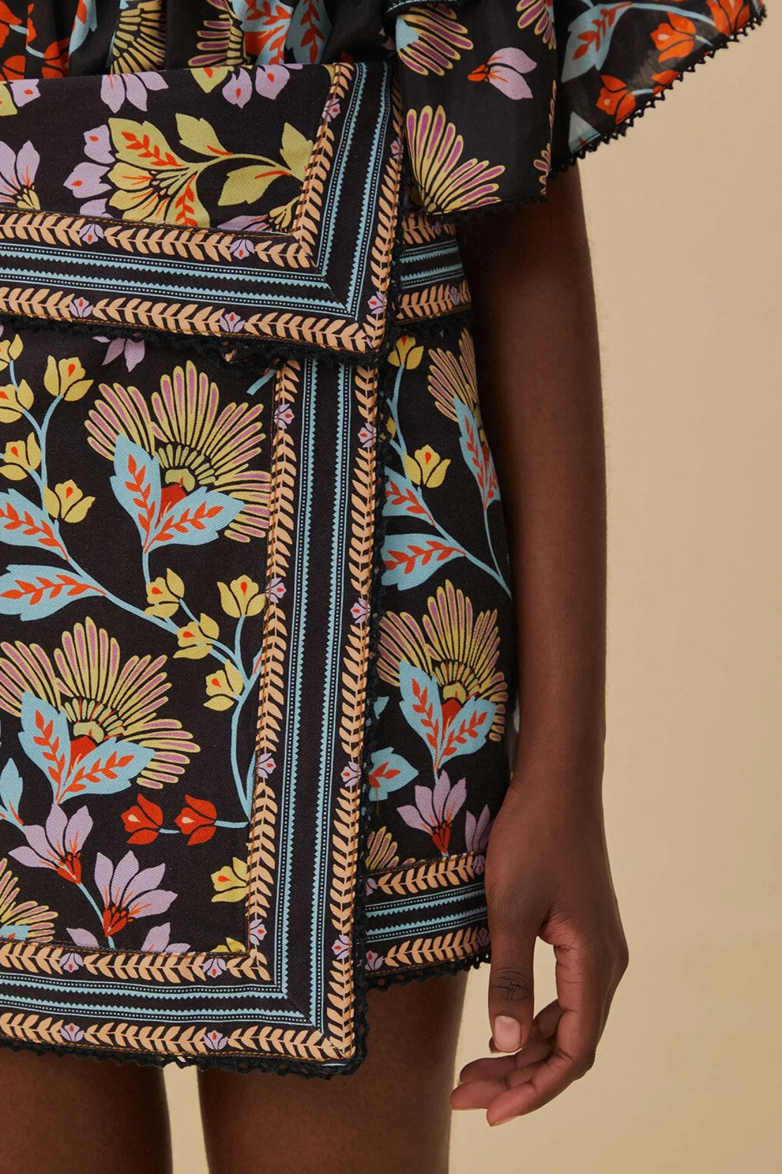 FLOWERY BLACK MINI SKIRT