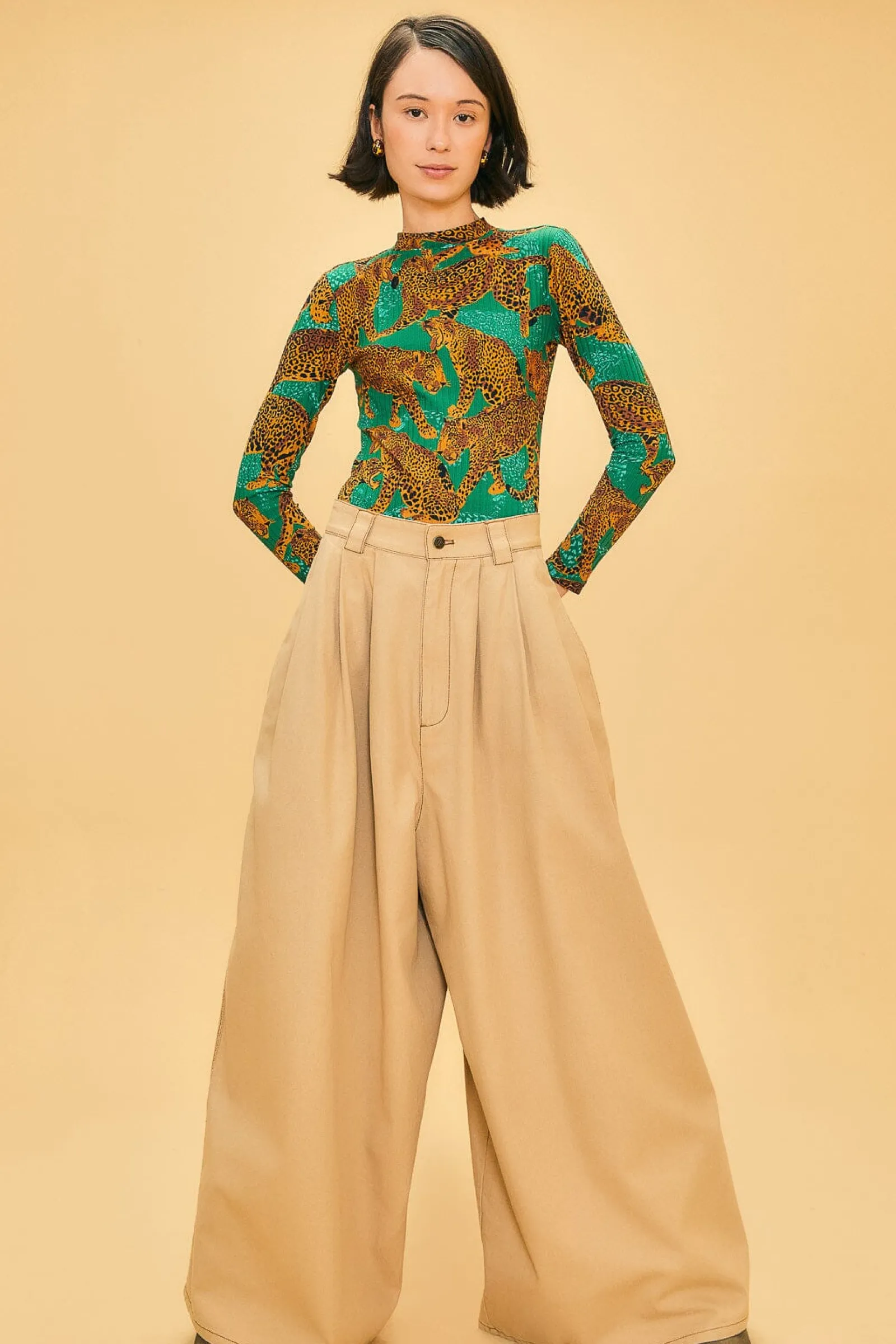 KHAKI LOW WAISTED PLEATED PANTS