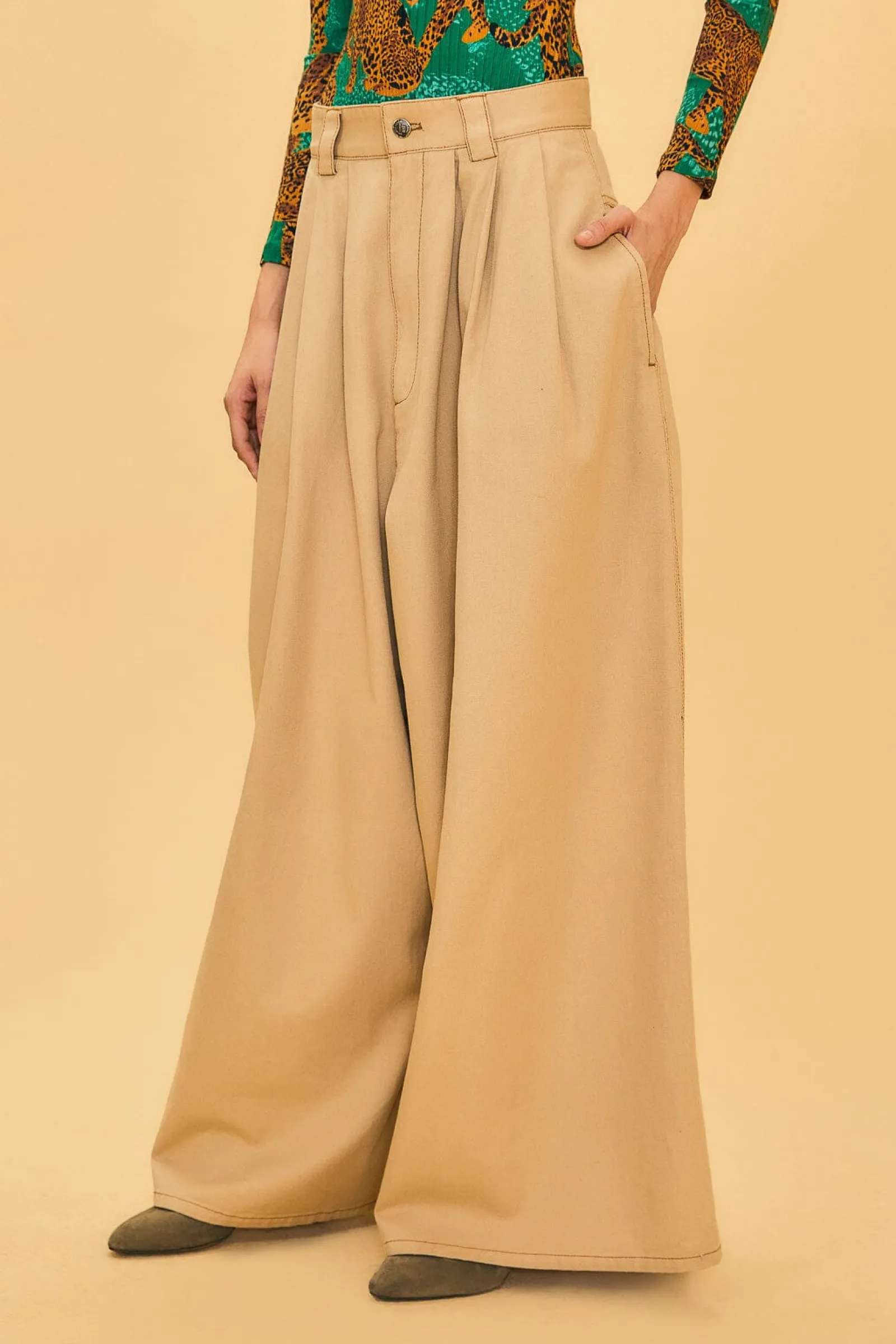 KHAKI LOW WAISTED PLEATED PANTS