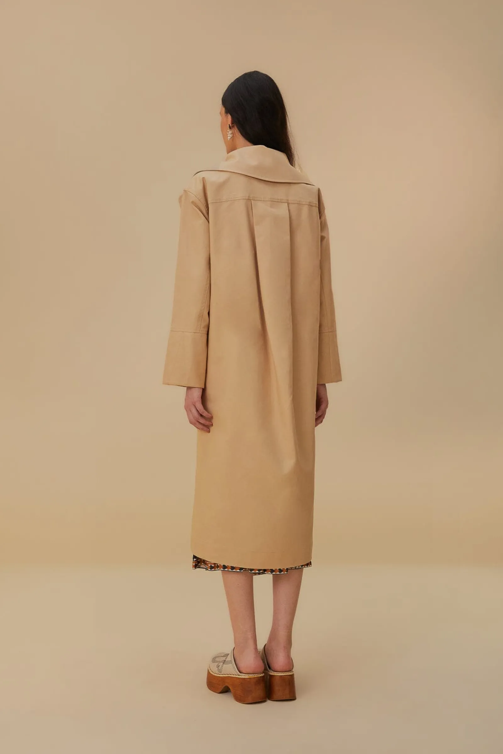 POCKETS OVER NUDE TRENCH COAT