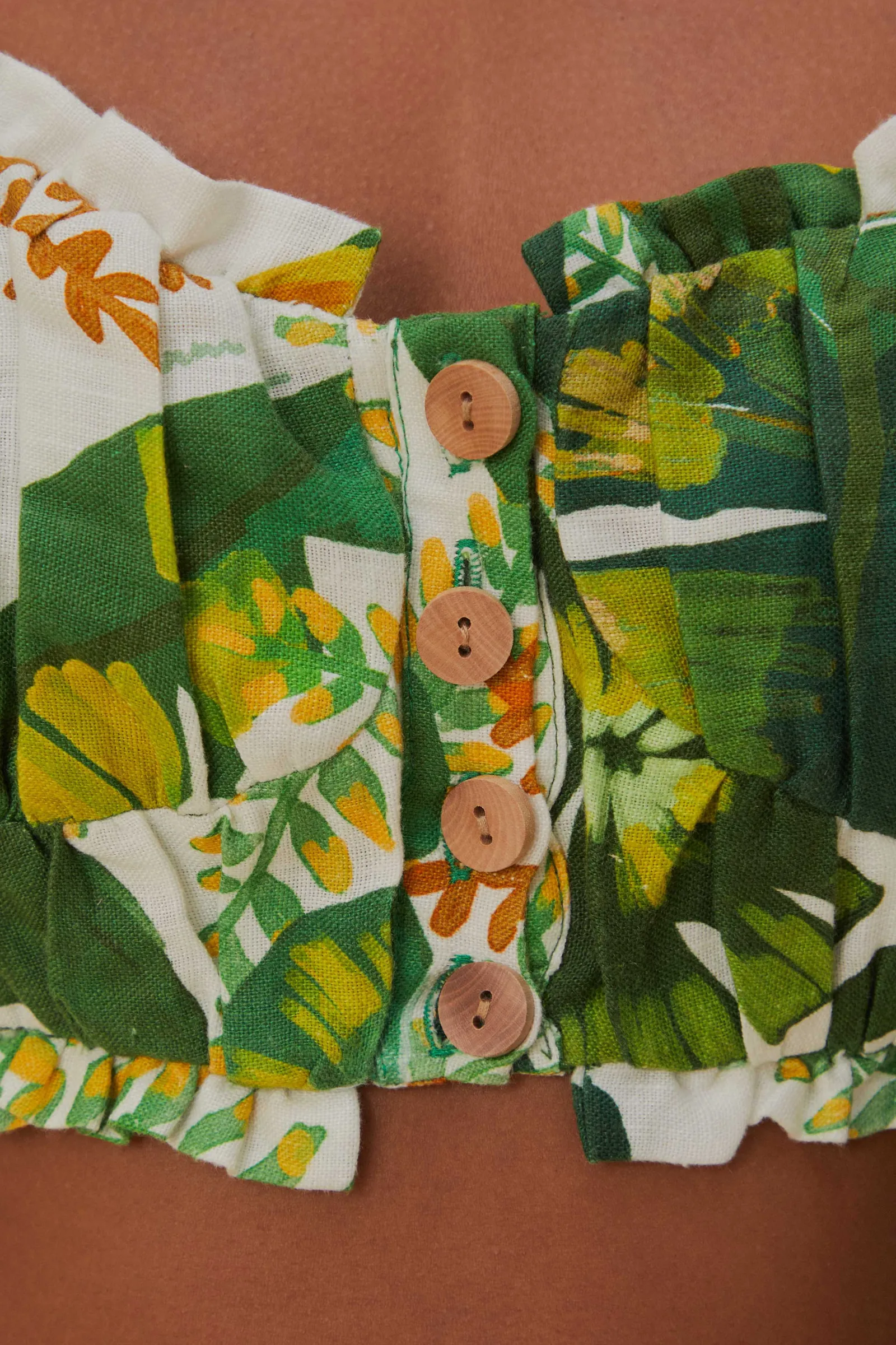 TROPICAL FOREST OFF-WHITE KNOT SLEEVELESS CROP TOP